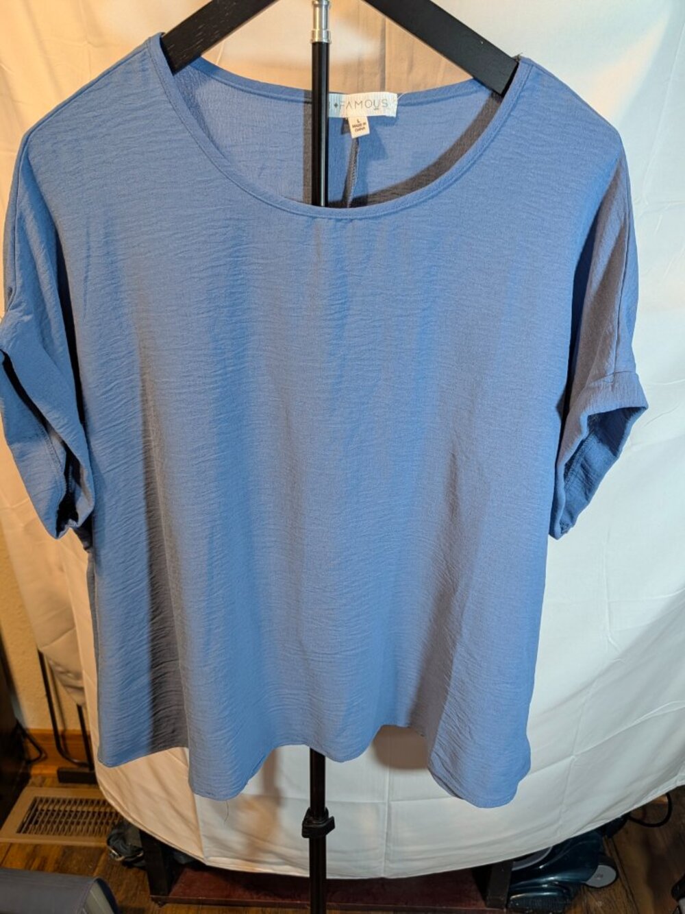 B FAMOUS Pullover Blouse Womens Sz L Blue Textured Scoop neck Short Sleeves NWT